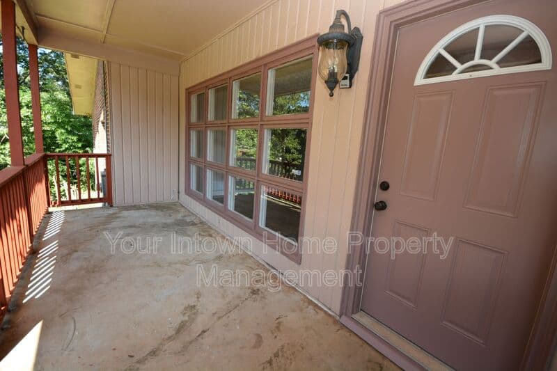 Atlanta House: 1864 Flintwood Dr Se