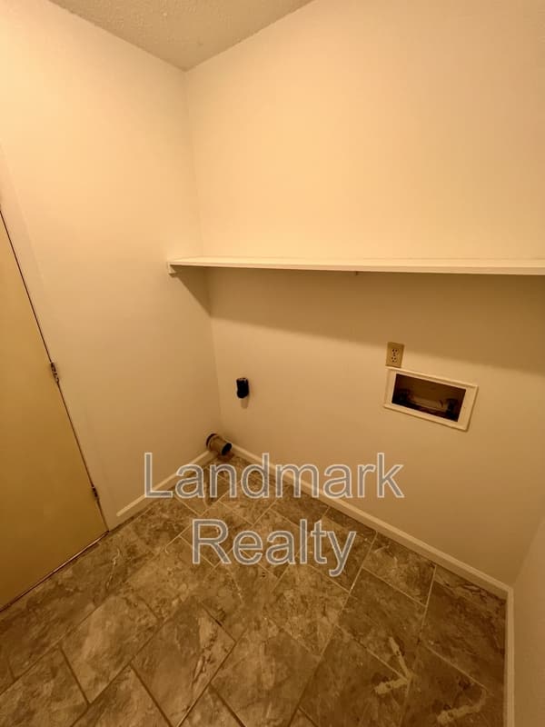 Warner Robins House: 116 Lake Front Drive