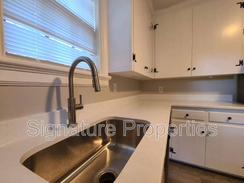 Richmond House: 6731 Forest Hill Ave