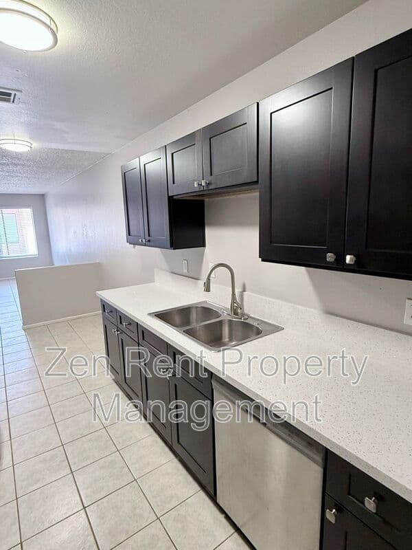 Mesa House: 44 S Williams