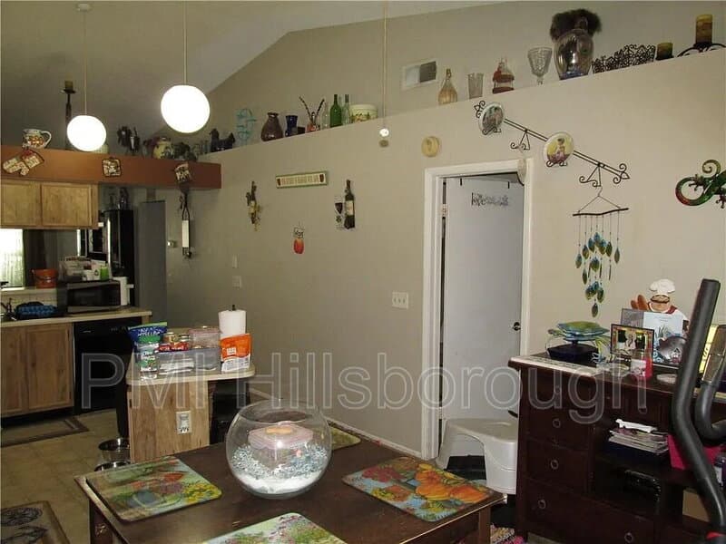 Brandon House: 914 Burlwood Street