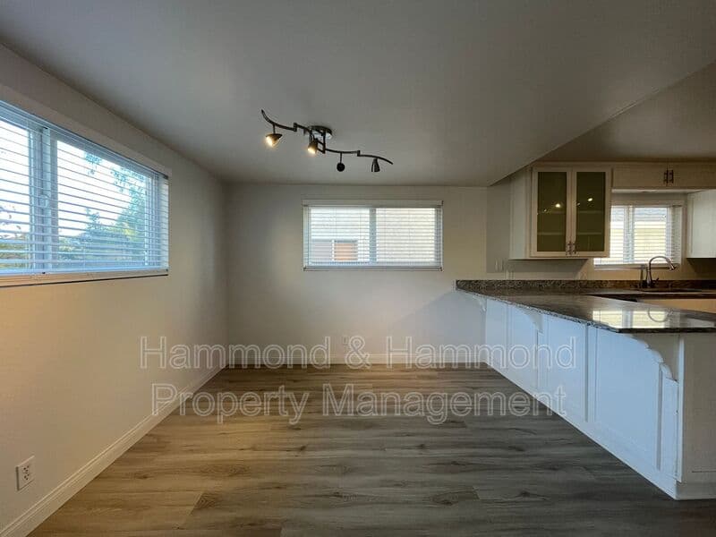 Thousand Oaks House: 832 Masterson Dr
