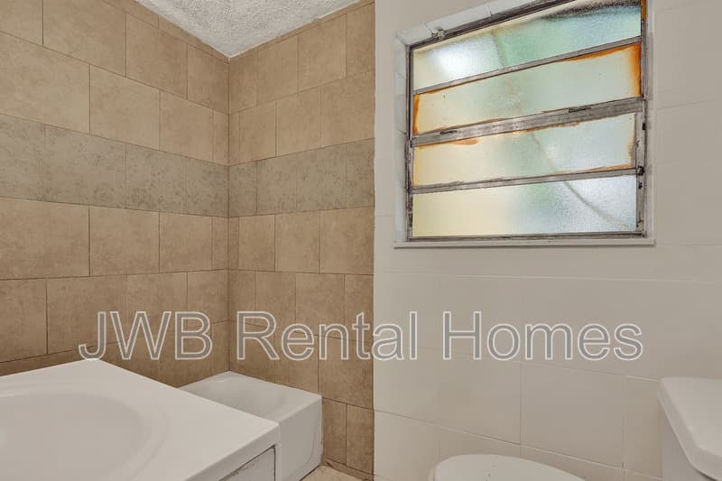 Jacksonville House: 9061 10th Ave