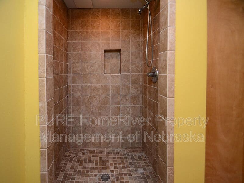 Omaha House: 8608 B St
