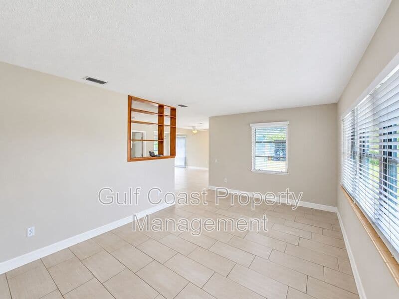 Bradenton House: 5811 18th Street West
