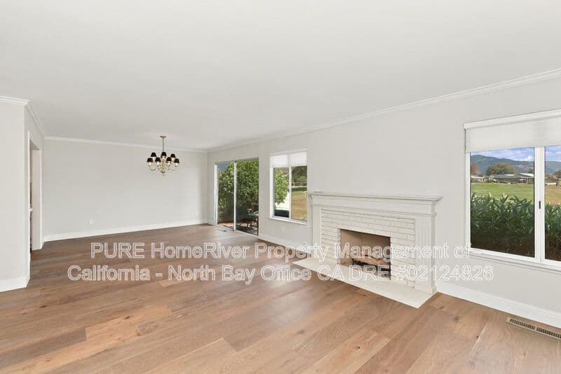 Santa Rosa House: 320 Oak Leaf Cir