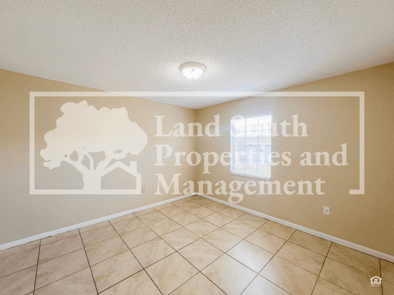 Lakeland House: 5827 Charlton Drive
