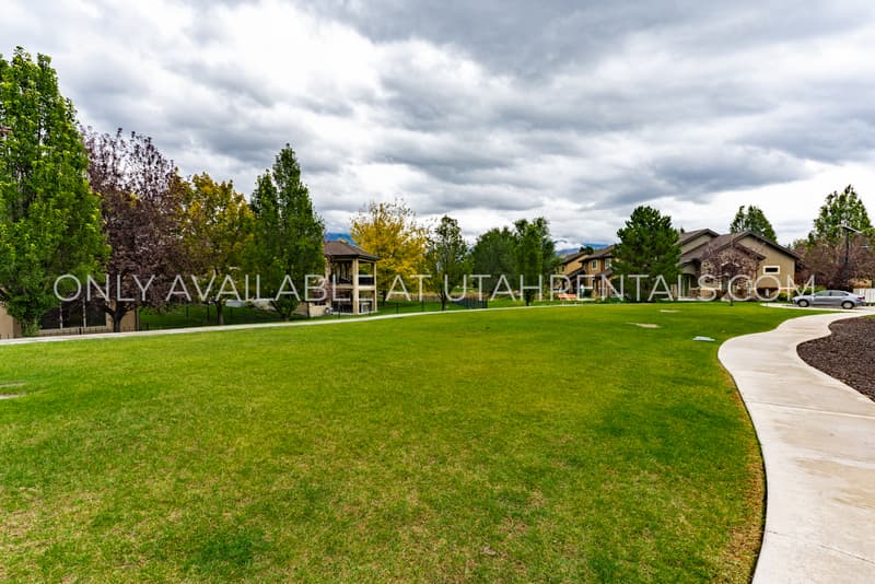 Orem House: 2032 West Golden Pond Way
