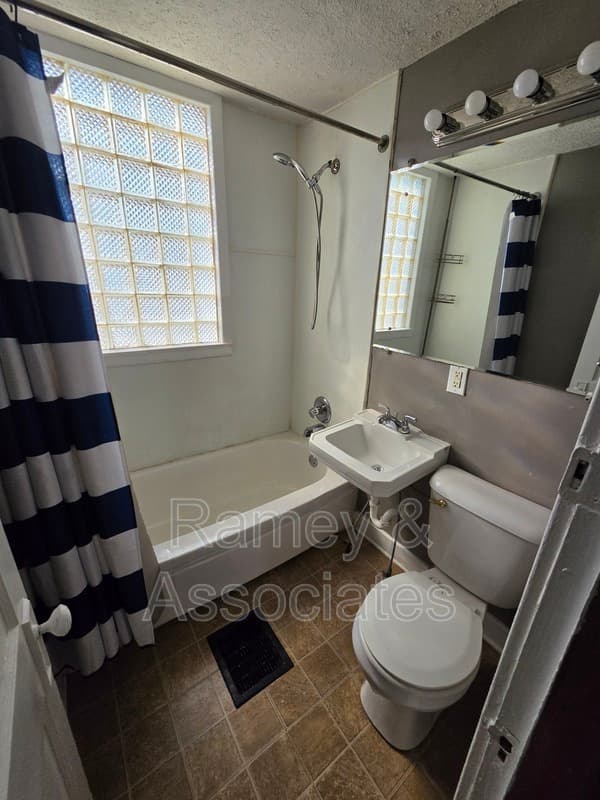 Louisville House: 3220 Grant Ave