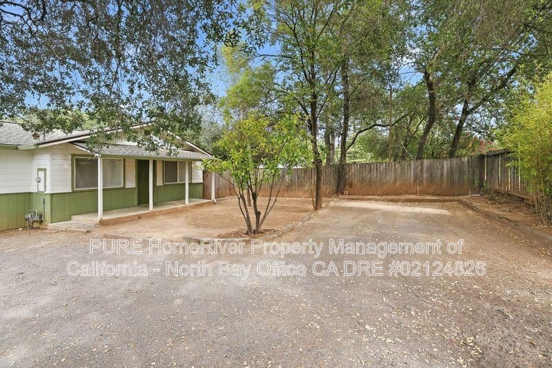 Cloverdale House: 1040 South Cloverdale Blvd
