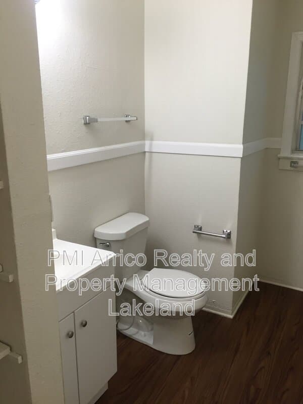 Lakeland House: 124 Bassedena Cir S