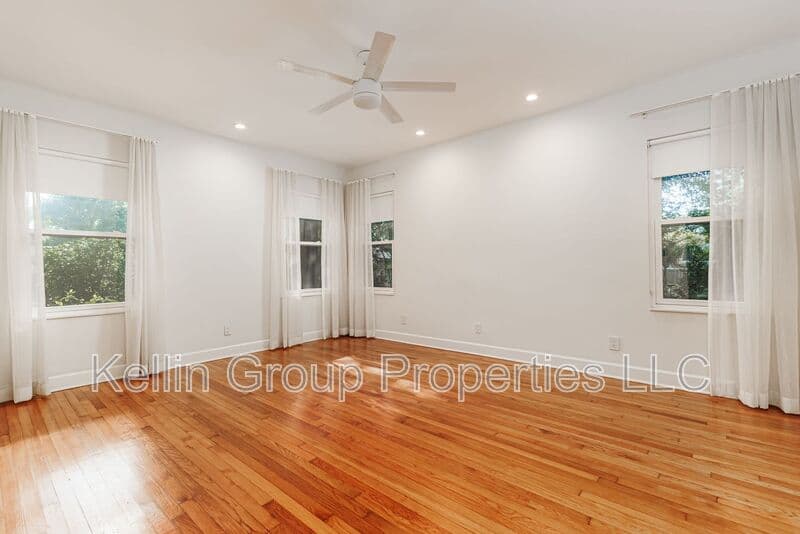Lakeland House: 1203 Easton Dr