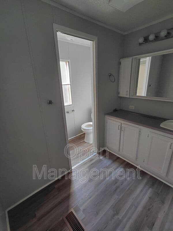 Jackson House: 301 Mantle Ave