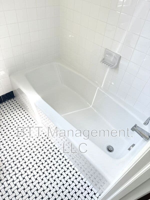 Brentwood Condo: 4013 38th St