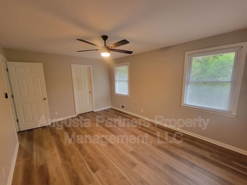 Augusta House: 323 Pineview Drive