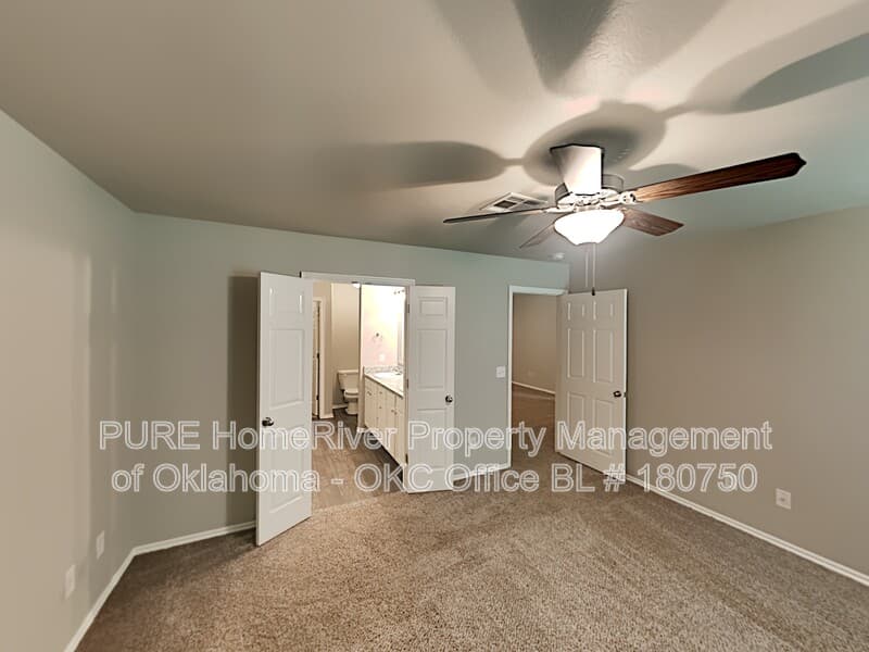 Midwest City House: 139 Saint Charles Way