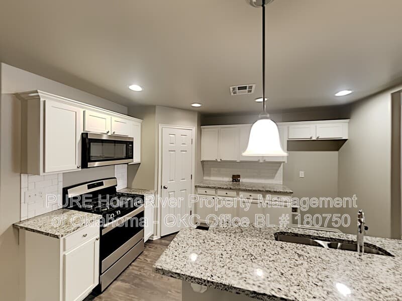 Midwest City House: 139 Saint Charles Way