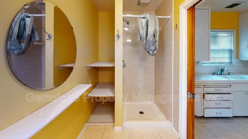 San Diego House: 4947 63rd St