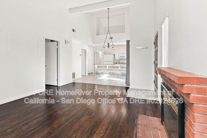 Escondido House: 1007 Howard Ave