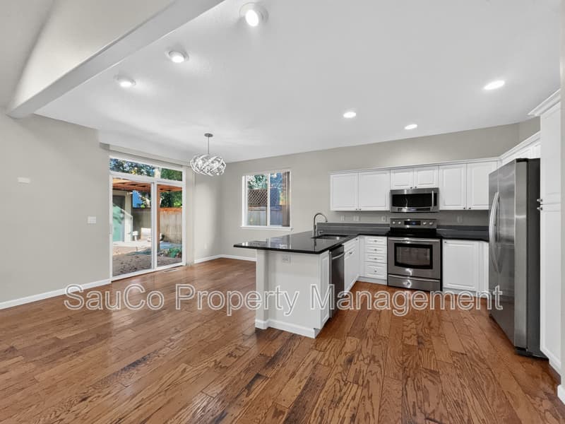 Hillsboro House: 255 Northeast 74th Avenue