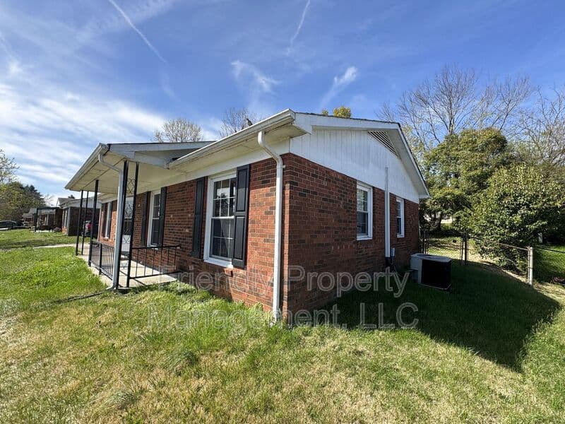 Winston-Salem House: 1050 File St