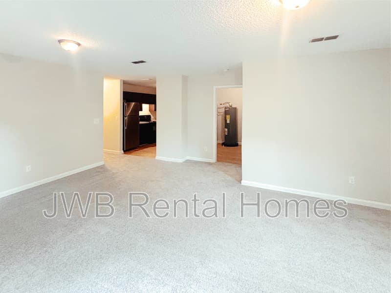 Jacksonville House: 2139 Sessions Ln