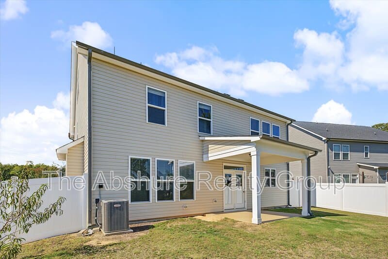 Fuquay-Varina House: 1511 Woodland Knoll Court
