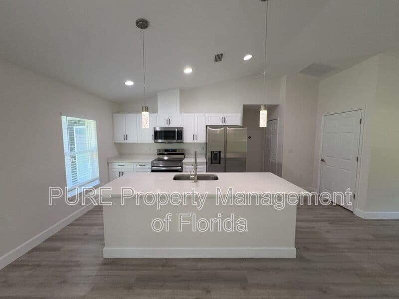 Ocala House: 11165 NW 7th Street