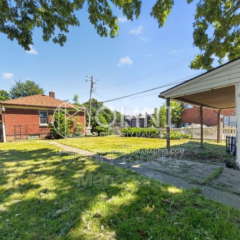 Detroit House: 11529 Roxbury St