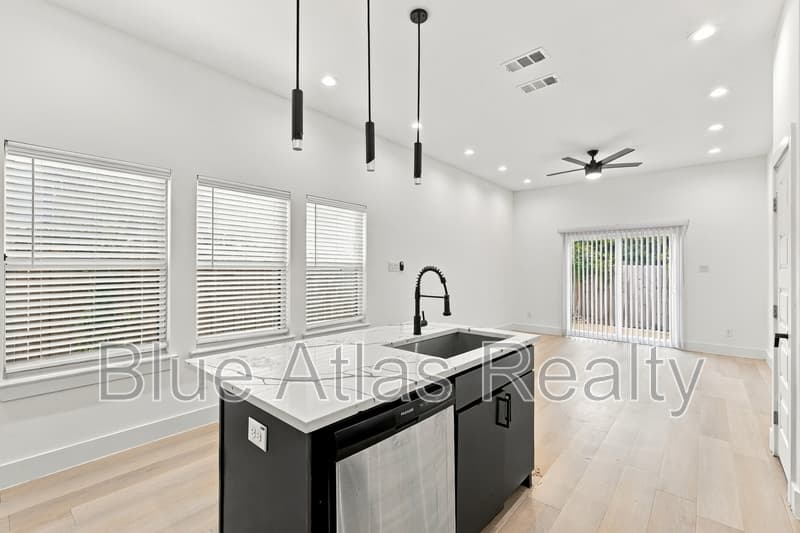 Dallas House: 2215 Bethurum Avenue