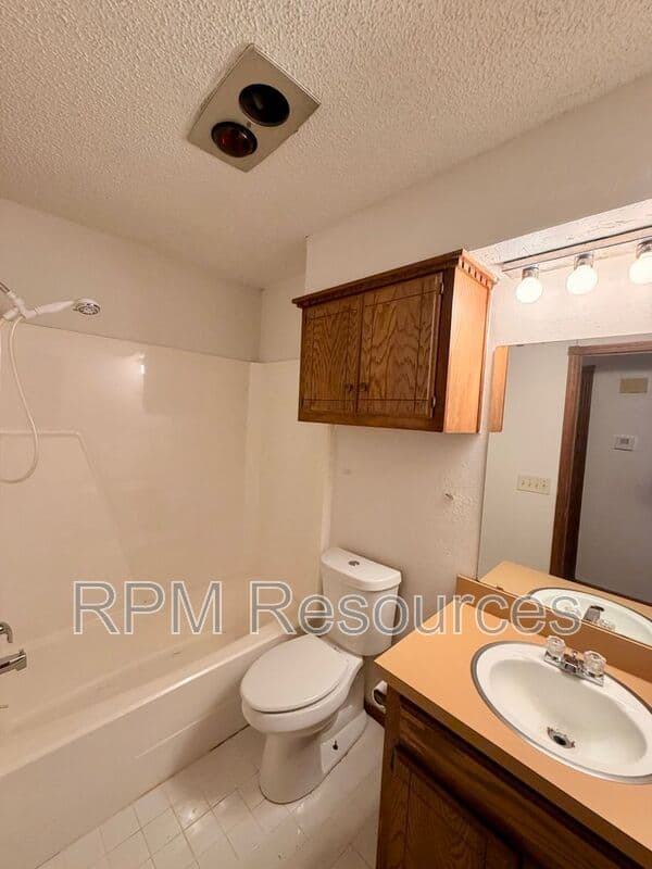 Oklahoma City Condo: 7000 Woodlake Dr