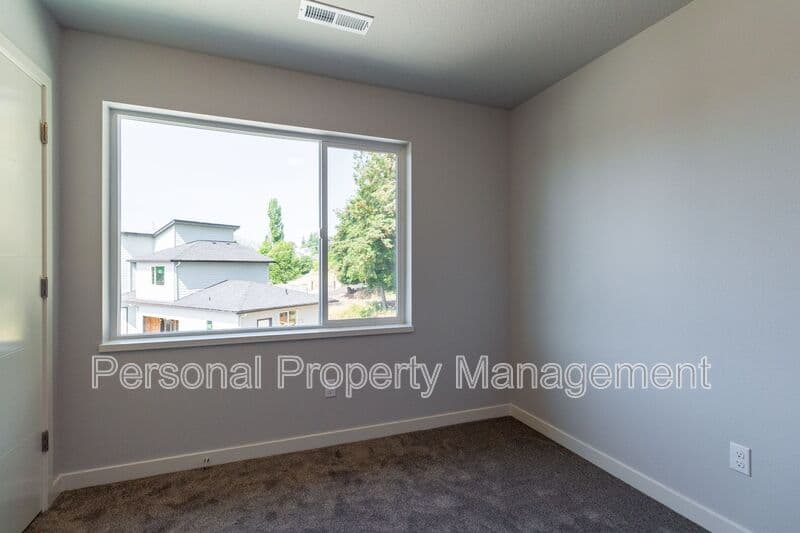 Washougal Townhome: 1815 N R Cir