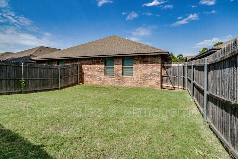 Edmond House: 341 Chalk Hill Ct