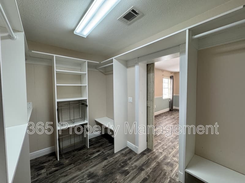 Spring Hill House: 6153 Mountain Way Avenue