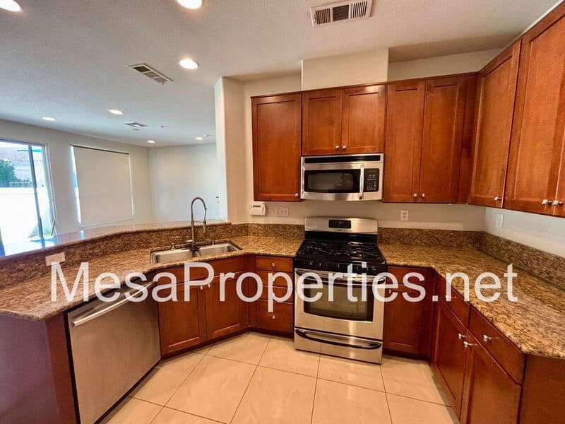 Rancho Cucamonga Townhome: 7161 East Avenue