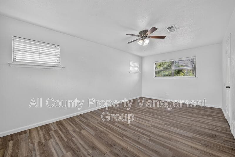 Bedford House: 2024 Charleston Drive