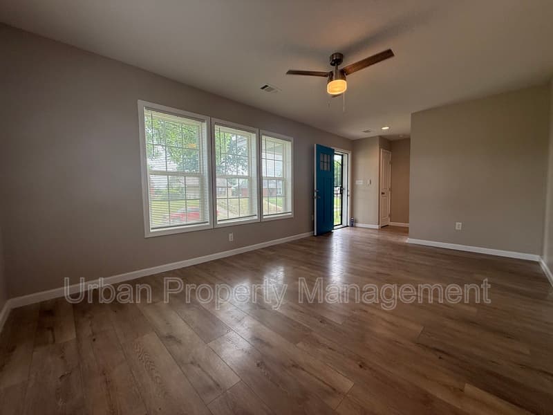 Memphis House: 86 W Dempster Ave