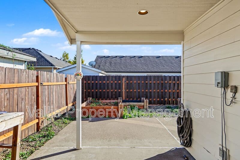 Salem House: 4468 Countryside Ct NE