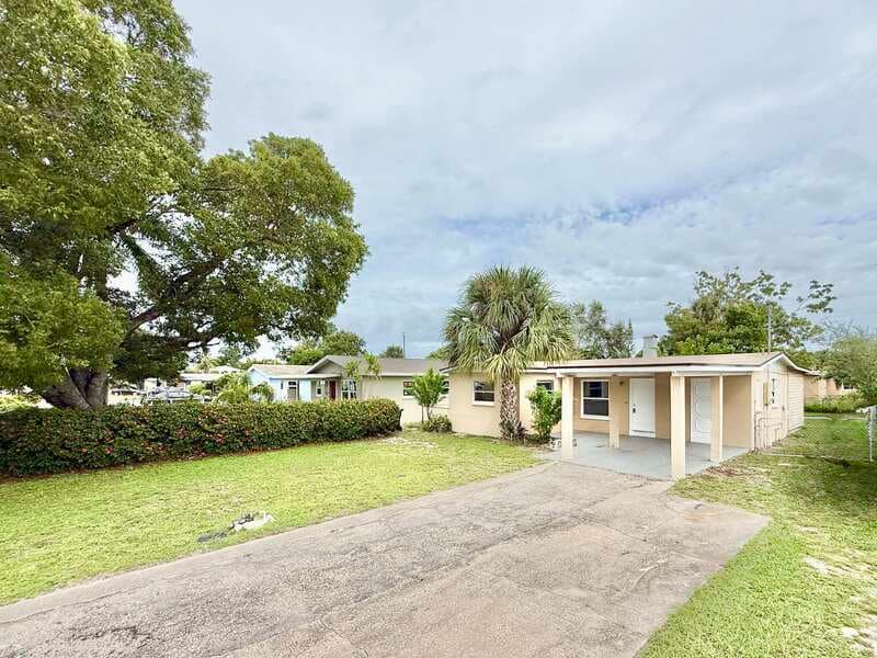 Fort Myers House: 2985 Saint Charles Street