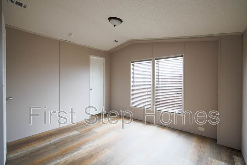 Tyler House: 1114 Tres Picos St