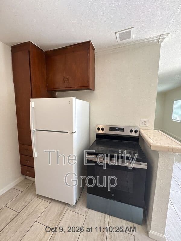 Hanford Condo: 580 South Richmond Avenue