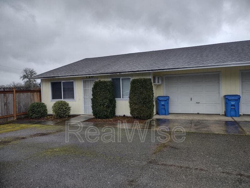 Sutherlin Condo: 120 Sunny Ln