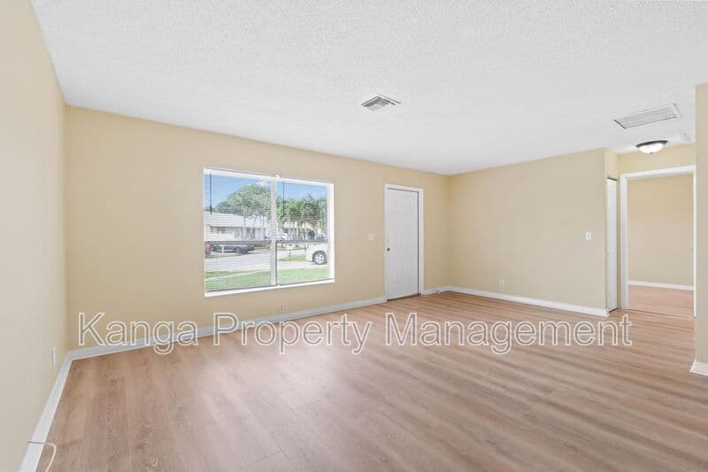 Greenacres House: 6126 Wauconda Way E