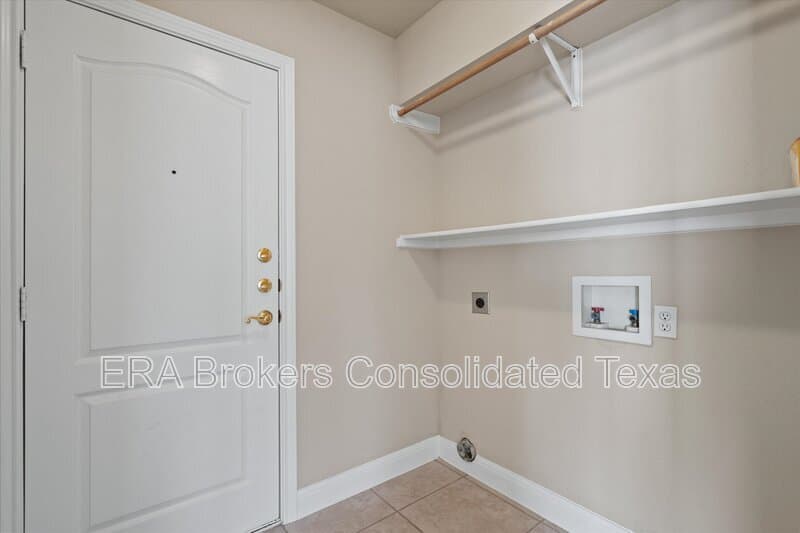 Austin House: 8800 Hazelhurst Dr