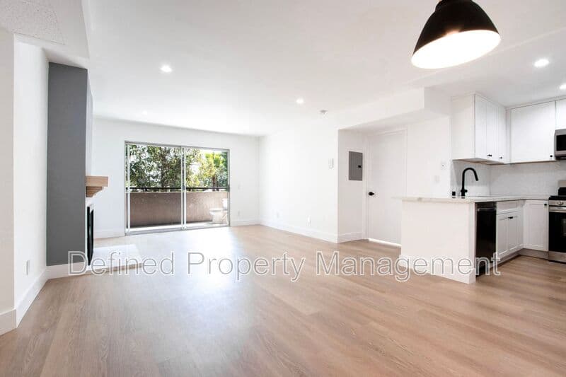 Los Angeles Condo: 12420 Woodgreen St