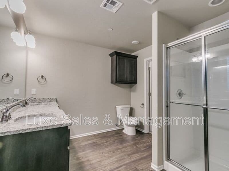 Moore House: 759 SW 14th St