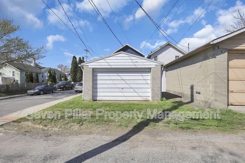 Columbus House: 522 Ryan Ave