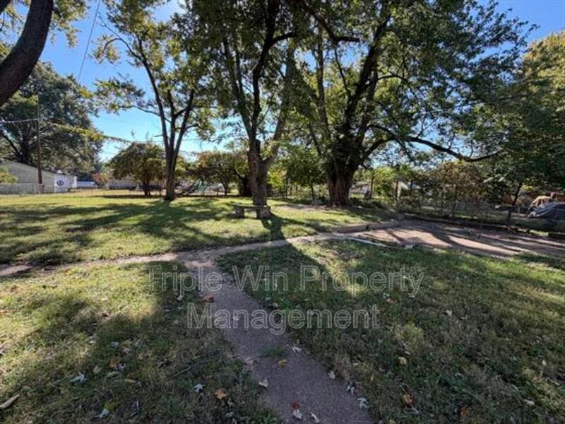 Maryland Heights House: 11490 Essex Ave