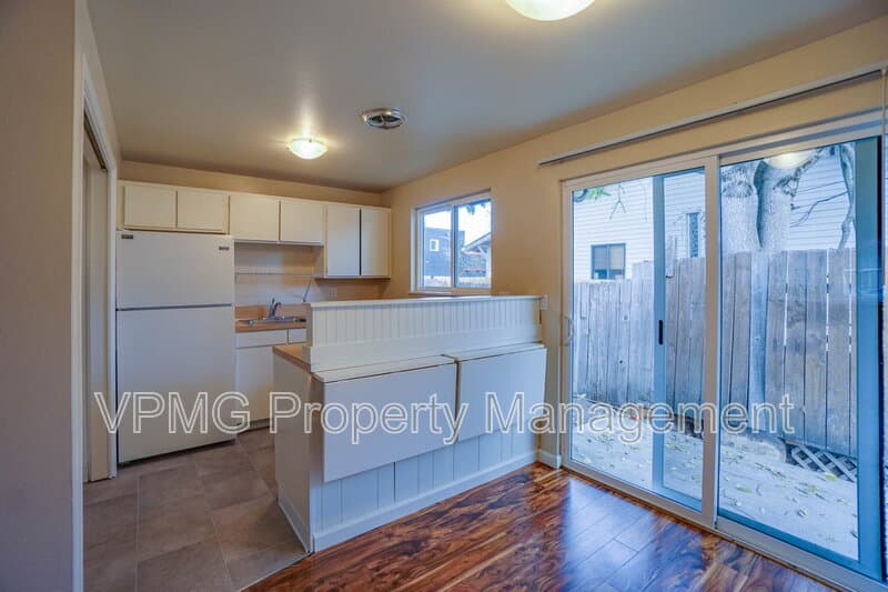 Vancouver Condo: 3208 M St
