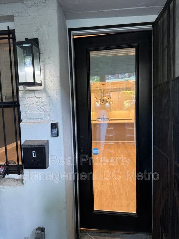 Washington Condo: 1331 Taylor St NW 1